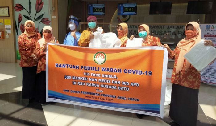 DWP Dindik Jatim Bantu APD dan Masker untuk RSU Karsa Husada DWP Dindik Jatim Bantu APD dan Masker untuk RSU Karsa Husada