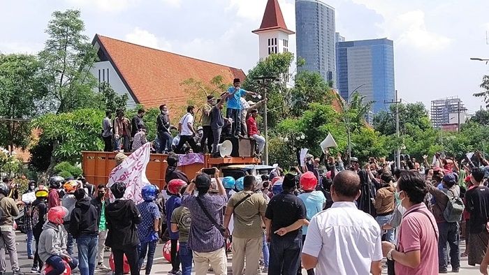 Ratusan Warga Madura Luruk Pemkot Surabaya Minta Pos Penyekatan dan Swab Massal Dibubarkan Ratusan Warga Madura Luruk Pemkot Surabaya Minta Pos Penyekatan dan Swab Massal Dibubarkan