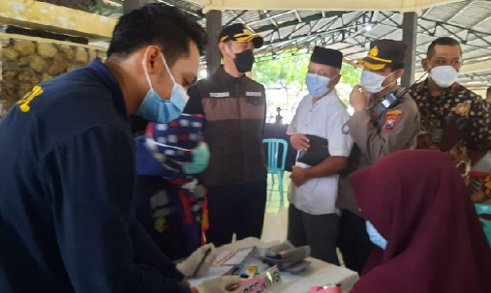 Ribuan Warga Tuban Antusias Ikut Vaksinasi Massal, Rela Antre dan Kepanasan Ribuan Warga Tuban Antusias Ikut Vaksinasi Massal, Rela Antre dan Kepanasan