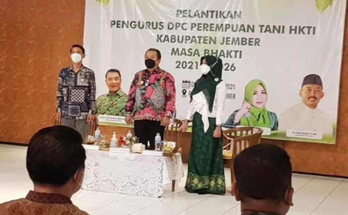 Ning Lia Apresiasi Bupati Hendy di Pelantikan Pertani HKTI Jember Ning Lia Apresiasi Bupati Hendy di Pelantikan Pertani HKTI Jember