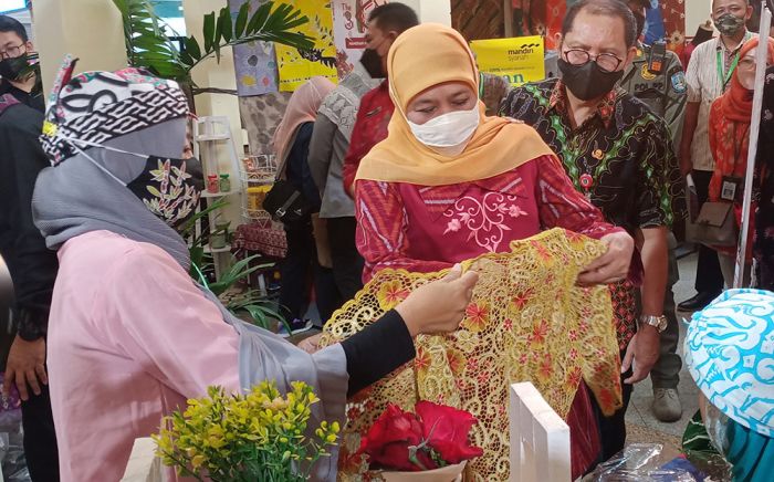 Tinjau Pameran Kampung Kreasi, Gubernur Khofifah Harap Muncul Inovasi Tinjau Pameran Kampung Kreasi, Gubernur Khofifah Harap Muncul Inovasi