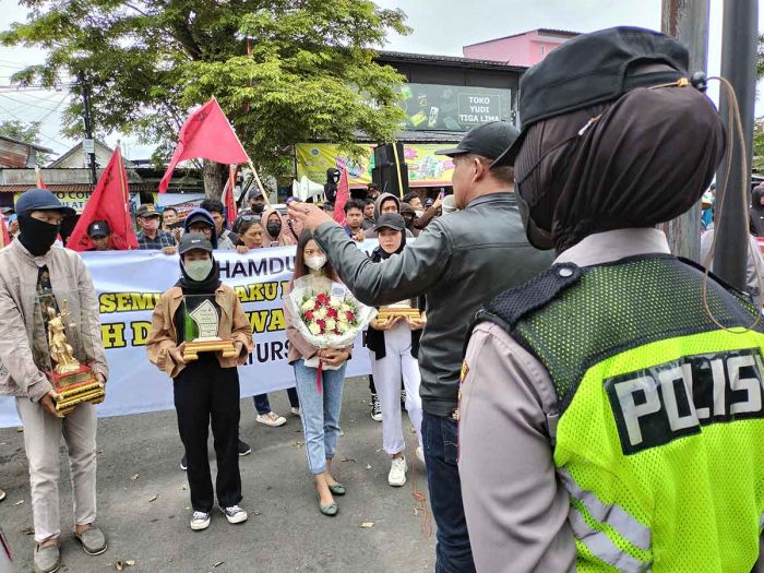 Geruduk Polres Blitar Kota, FMBR Apresiasi Penangkapan Aktor Intelektual Perampokan Rumah Dinas Geruduk Polres Blitar Kota, FMBR Apresiasi Penangkapan Aktor Intelektual Perampokan Rumah Dinas