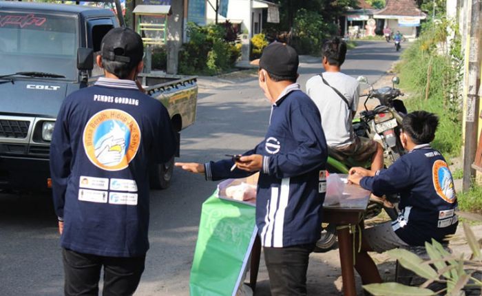 Berbagi di Tengah Pandemi, Karang Taruna Desa Gondang Kediri Bagikan Nasbung Gratis Berbagi di Tengah Pandemi, Karang Taruna Desa Gondang Kediri Bagikan Nasbung Gratis