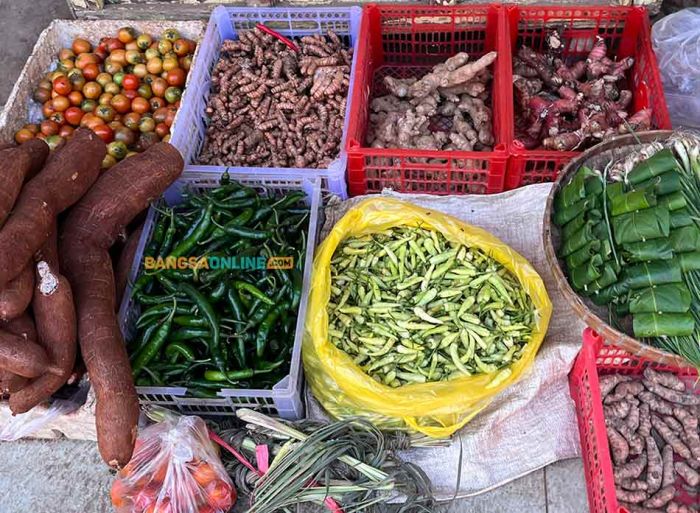 Harga Sembako Surabaya Hari Ini: Tomat Rp8.666/kg, Rawit Rp30.833/kg