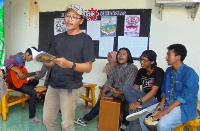 Peringati Sumpah Pemuda, Mahasiswa Unair Gelar Pembacaan Puisi Peringati Sumpah Pemuda, Mahasiswa Unair Gelar Pembacaan Puisi