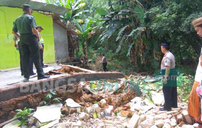 Tergerus Air Sungai, Ponpes Sekar Anyar Pamekasan Ambruk 