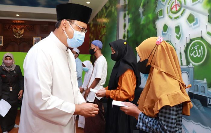 Maknai Tahun Baru Hijriah Dengan Berbagi, Berdzikir, dan Bersholawat Maknai Tahun Baru Hijriah Dengan Berbagi, Berdzikir, dan Bersholawat