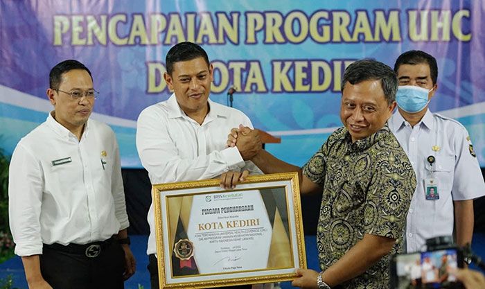 Capaian UHC Kota Kediri 97,72 persen, Wali Kota Terima Penghargaan dari BPJS Jatim