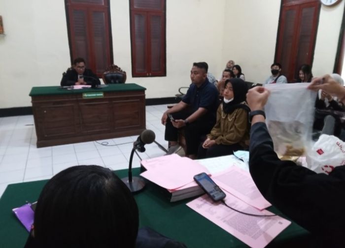 Mahasiswi yang Terlibat Kasus Pengiriman Narkoba asal Belanda Beri Kesaksian di PN Surabaya Mahasiswi yang Terlibat Kasus Pengiriman Narkoba asal Belanda Beri Kesaksian di PN Surabaya