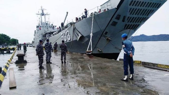 Di Sela Tugas Operasi, KRI Teluk Cendrawasih-533 Sosialisasi Covid-19 di Perbatasan NKRI-Filipina Di Sela Tugas Operasi, KRI Teluk Cendrawasih-533 Sosialisasi Covid-19 di Perbatasan NKRI-Filipina