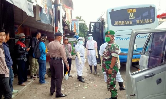 Warga Kecamatan Plemahan Meninggal di Bus Puspa Indah, Petugas Evakuasi Gunakan APD Lengkap