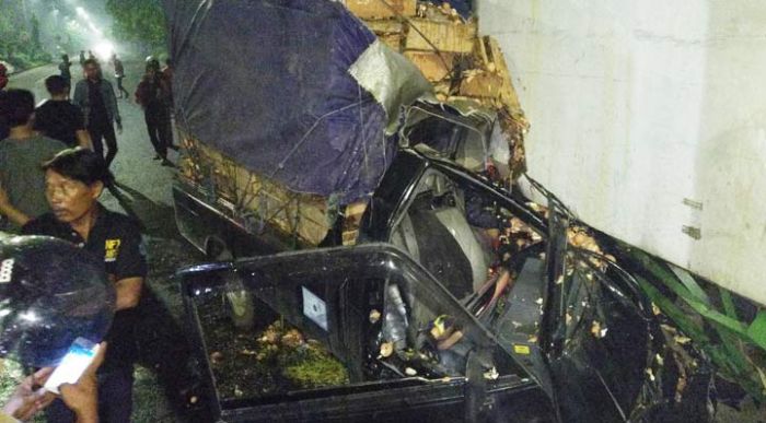 Pikap Bemuatan Telur Tabrak Truk Parkir di Raya Tebel, Kenek Tewas Terjepit Pikap Bemuatan Telur Tabrak Truk Parkir di Raya Tebel, Kenek Tewas Terjepit
