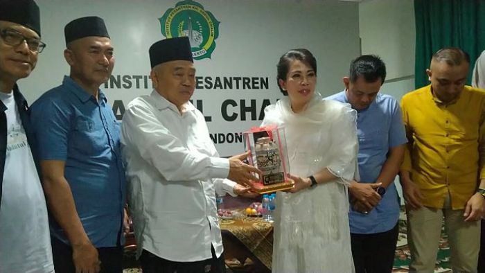Kagumi Kiai Asep, Wali Kota Singkawang Tawarkan Tanah untuk Buka Cabang Amanatul Ummah Kagumi Kiai Asep, Wali Kota Singkawang Tawarkan Tanah untuk Buka Cabang Amanatul Ummah