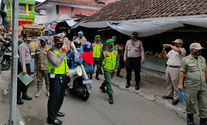 Kasus Covid-19 di Blitar Terus Naik, Warga Tak Disiplin Prokes Bisa Kena Tipiring Kasus Covid-19 di Blitar Terus Naik, Warga Tak Disiplin Prokes Bisa Kena Tipiring
