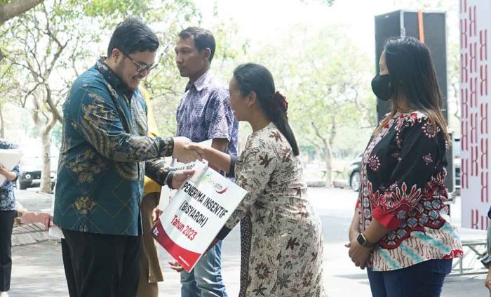 Masuki Tahun ke-3, Bupati Kediri Berikan Insentif untuk 8.000 Guru Agama Non-Formal Masuki Tahun ke-3, Bupati Kediri Berikan Insentif untuk 8.000 Guru Agama Non-Formal