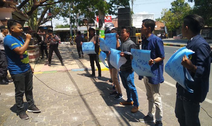 Tuntut Pemkab Pamekasan Cabut Kasda dari Bank Jatim, Sejumlah Warga Demo DPRD