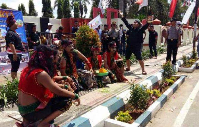 Berpakaian Adat, Mahasiswa Desak Pemkab Sumenep Kembangkan Budaya Berpakaian Adat, Mahasiswa Desak Pemkab Sumenep Kembangkan Budaya