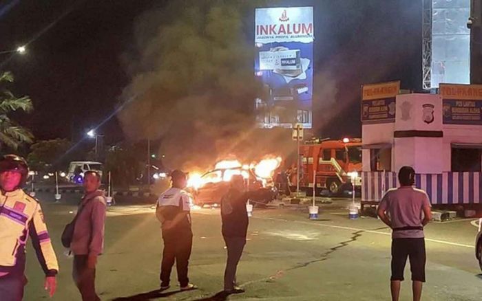 Diduga Korsleting pada Sistem Kelistrikan, Mobil Mitsubishi Outlander di Sidoarjo Terbakar Diduga Korsleting pada Sistem Kelistrikan, Mobil Mitsubishi Outlander di Sidoarjo Terbakar