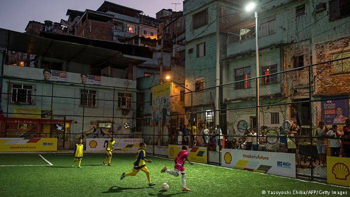 Listrik Lampu Sorot Lapangan Bola, Dihasilkan dari Gerak Pemain Listrik Lampu Sorot Lapangan Bola, Dihasilkan dari Gerak Pemain