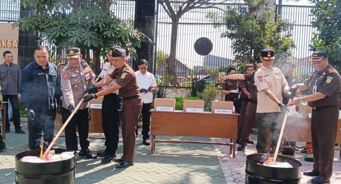 Kejari Bangil Musnahkan 1,3 Kg Sabu dan Ribuan Pil