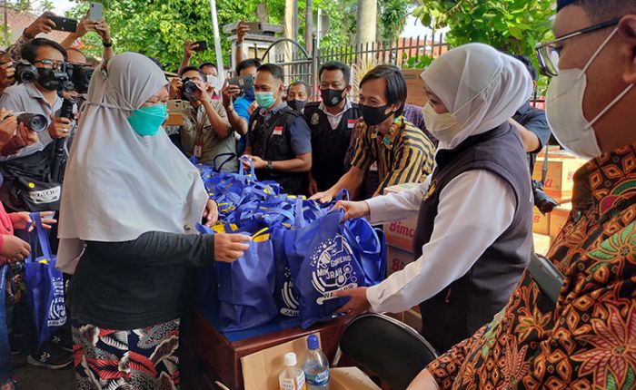 Tinjau Operasi Pasar Minyak Goreng di Kota Blitar, Gubernur Khofifah Bilang Begini Tinjau Operasi Pasar Minyak Goreng di Kota Blitar, Gubernur Khofifah Bilang Begini