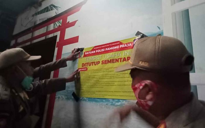 Petugas Gabungan Segel Kafe Karaoke di Tulungagung yang Langgar Aturan saat Ramadhan Petugas Gabungan Segel Kafe Karaoke di Tulungagung yang Langgar Aturan saat Ramadhan