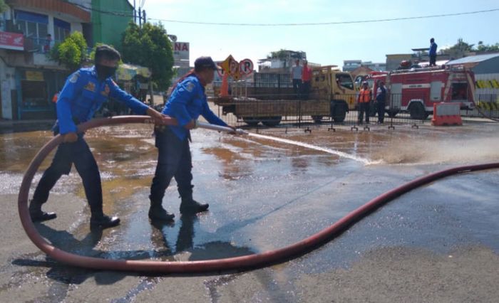 Jalur Jompo Dibuka Kembali, Damkar Lakukan Pembersihan Jalan