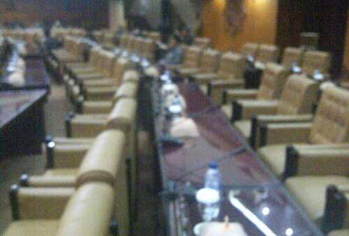 Banyak yang Bolos, Sidang Paripurna DPRD Jatim Lengang, Gubernur Prihatin Banyak yang Bolos, Sidang Paripurna DPRD Jatim Lengang, Gubernur Prihatin