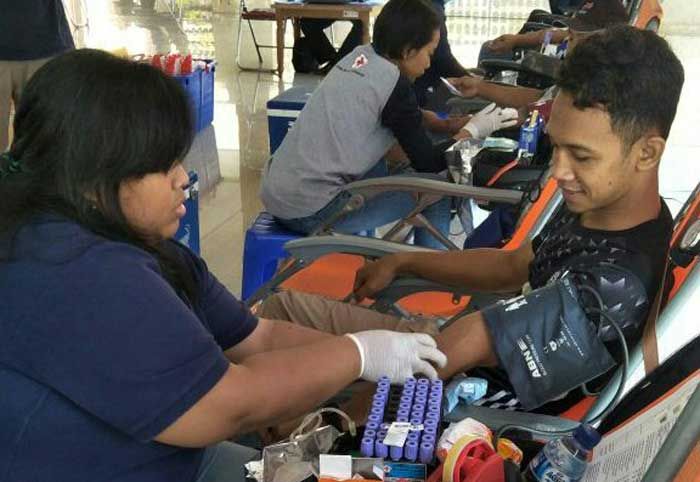 Sambut May Day, Ratusan Buruh di Blitar Pilih Donor Darah daripada Demo Sambut May Day, Ratusan Buruh di Blitar Pilih Donor Darah daripada Demo