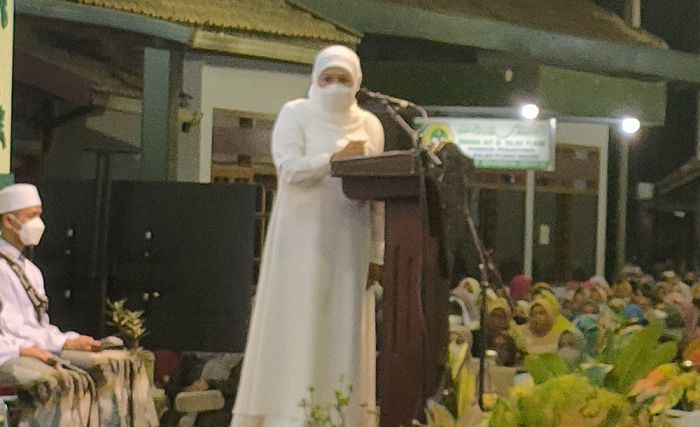 Hadiri Haflah di Pesantren Al-Falah Kediri, Gubernur Jatim Minta Ponpes Hindari Rentenir Hadiri Haflah di Pesantren Al-Falah Kediri, Gubernur Jatim Minta Ponpes Hindari Rentenir