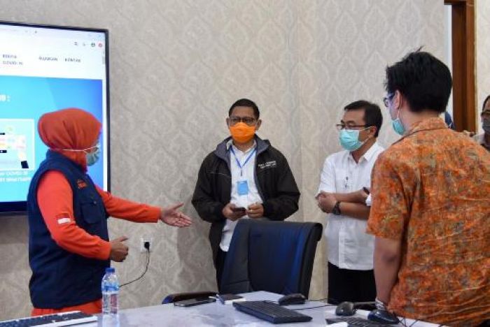 Bagikan 75 HP, Gubernur Khofifah Sulap Rumah Dinas Jadi Posko Command Center Covid-19 Bagikan 75 HP, Gubernur Khofifah Sulap Rumah Dinas Jadi Posko Command Center Covid-19