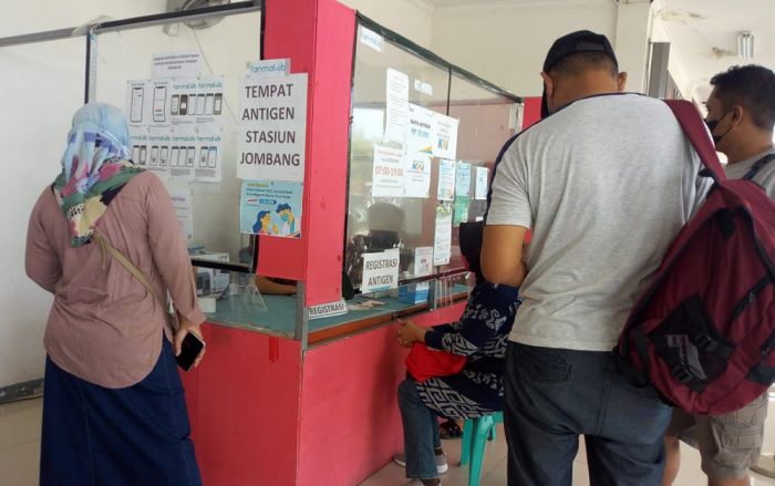 Stasiun Jombang Masih Berlakukan Tes PCR Antigen Bagi Penumpang Stasiun Jombang Masih Berlakukan Tes PCR Antigen Bagi Penumpang