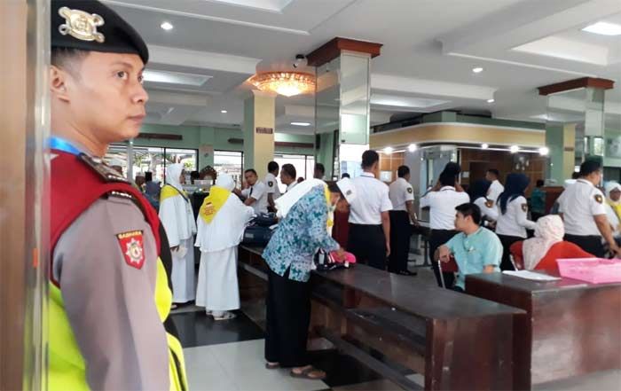 PPIH Embarkasi Surabaya Ubah Proses Pemeriksaan Tas Tenteng JCH Mulai Hari Ini PPIH Embarkasi Surabaya Ubah Proses Pemeriksaan Tas Tenteng JCH Mulai Hari Ini