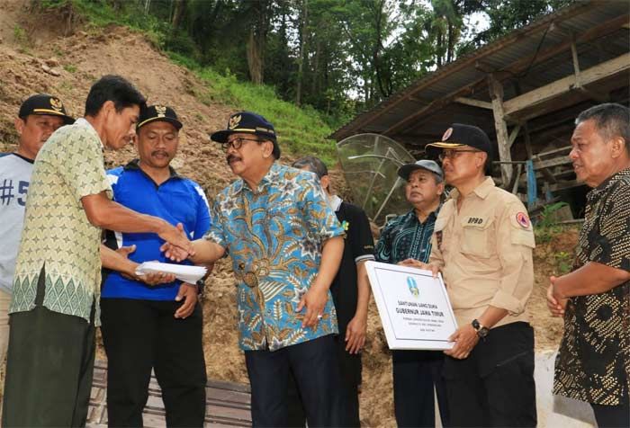 Pakde Karwo Tinjau Bencana Banjir dan Tanah Longsor di Pacitan