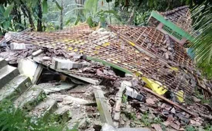 Satu Musala Ambles Ditelan Bumi, Fenomena Tanah Ambles di Pacitan Meluas Satu Musala Ambles Ditelan Bumi, Fenomena Tanah Ambles di Pacitan Meluas