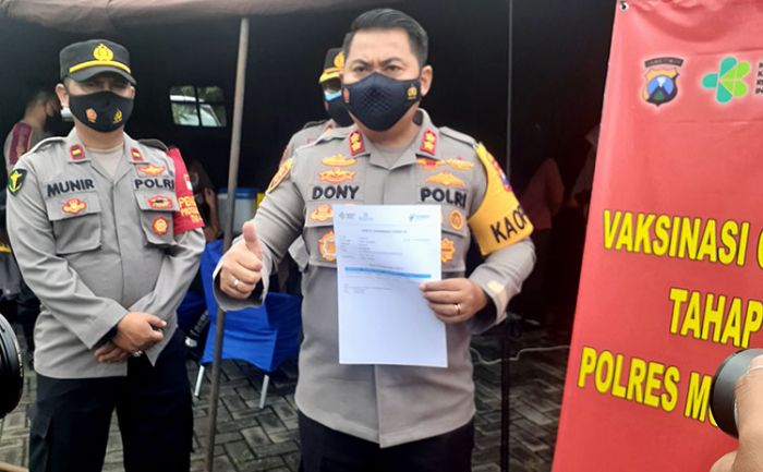 Ratusan Personel dan ASN Polres Mojokerto Terima Vaksinasi Covid-19 Tahap II Ratusan Personel dan ASN Polres Mojokerto Terima Vaksinasi Covid-19 Tahap II