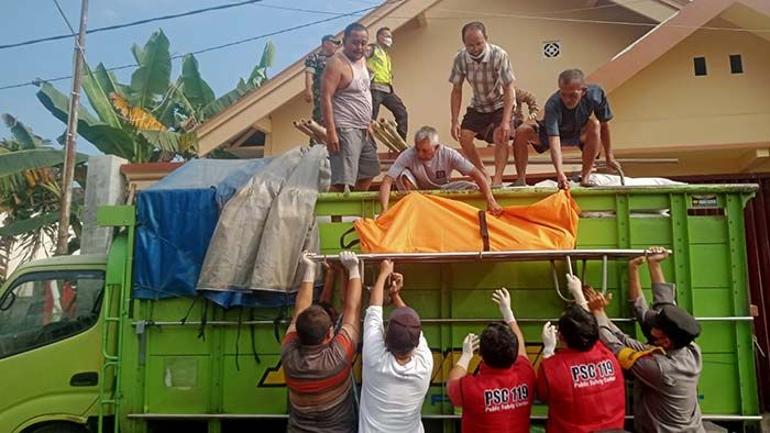 Benahi Atap, Warga Jatinom Blitar Tewas Tersengat Listrik Benahi Atap, Warga Jatinom Blitar Tewas Tersengat Listrik