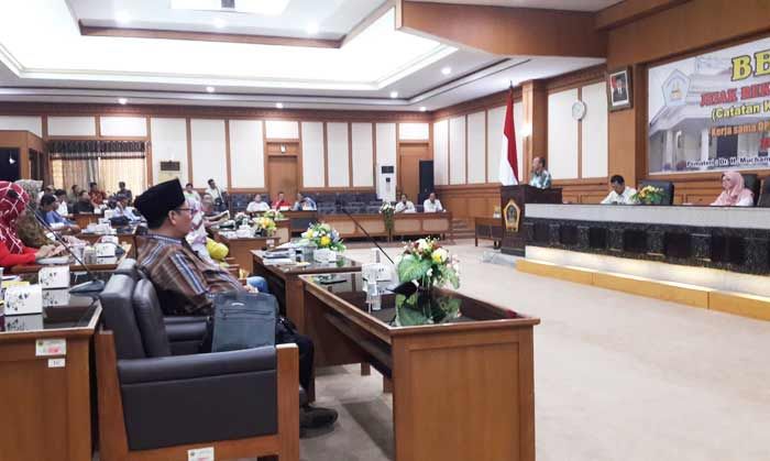 Bedah Buku, DPRD Gresik Minta Pemkab Tindaklanjuti Temuan Baru Soal Tanggal HUT Bedah Buku, DPRD Gresik Minta Pemkab Tindaklanjuti Temuan Baru Soal Tanggal HUT