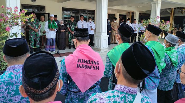 Bupati Jombang Lepas Keberangkatan 27 CJH Kloter 33 Bupati Jombang Lepas Keberangkatan 27 CJH Kloter 33
