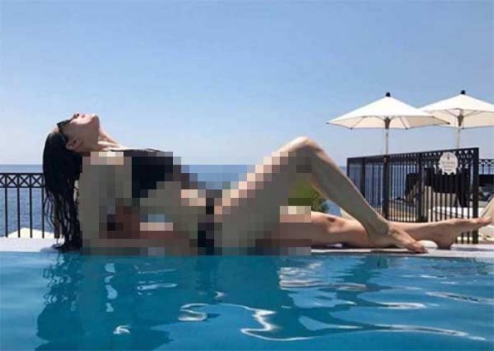 Ulang Tahun, Karisma Kapoor Pamer Tubuh Seksi Ulang Tahun, Karisma Kapoor Pamer Tubuh Seksi
