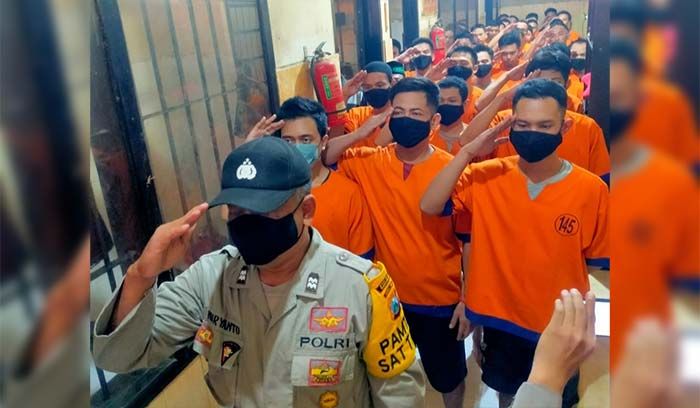 Tumbuhkan Rasa Cinta Tanah Air, Tahanan Polresta Banyuwangi Ikuti Upacara HUT ke-77 Kemerdekaan