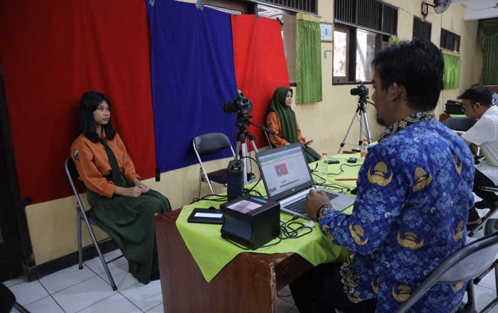 Jemput Bola Wajib KTP-El Pemula, Dispendukcapil Kota Kediri Keliling Sekolah Jemput Bola Wajib KTP-El Pemula, Dispendukcapil Kota Kediri Keliling Sekolah