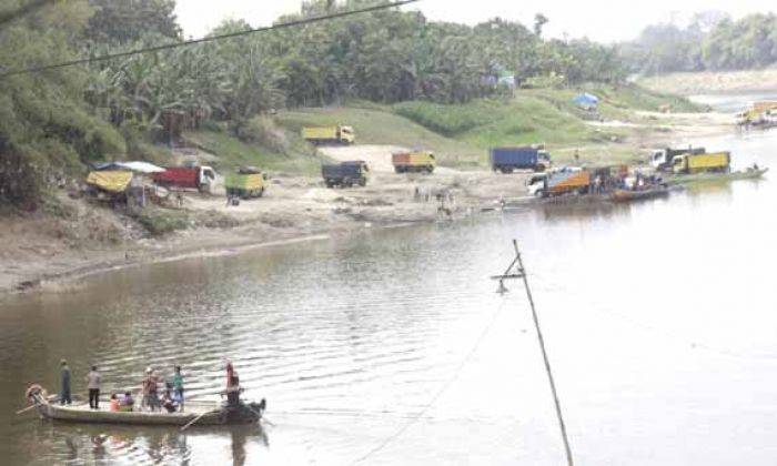 Tak Terpengaruh Kasus Lumajang, Penambang Pasir Ilegal di Bengawan Solo Makin Marak Tak Terpengaruh Kasus Lumajang, Penambang Pasir Ilegal di Bengawan Solo Makin Marak