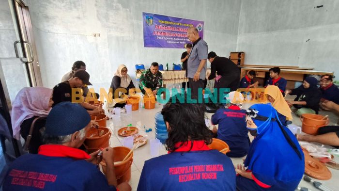 Pemdes Ngasem Gelar Pelatihan Pembuatan Sabun Cuci Piring untuk Penyandang Disabilitas Pemdes Ngasem Gelar Pelatihan Pembuatan Sabun Cuci Piring untuk Penyandang Disabilitas