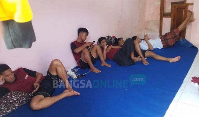 Miris, Atlet Bangkalan Tidur di Garasi Hotel Indonesia Tuban Akibat Dana KONI Belum Cair Miris, Atlet Bangkalan Tidur di Garasi Hotel Indonesia Tuban Akibat Dana KONI Belum Cair