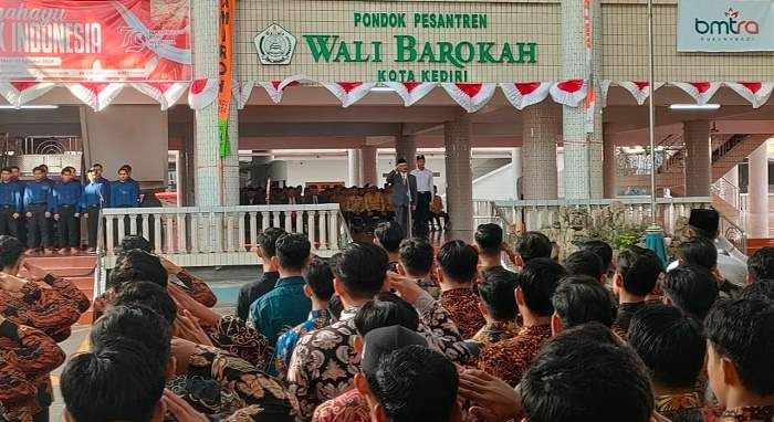 Ponpes Wali Barokah Kediri Gelar Upacara Bendera HUT ke-79 RI, LDII Yakin Mampu Bantu Pemerintah Ponpes Wali Barokah Kediri Gelar Upacara Bendera HUT ke-79 RI, LDII Yakin Mampu Bantu Pemerintah