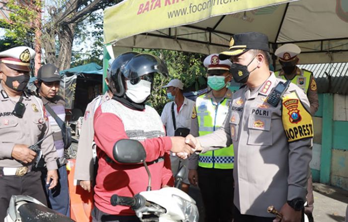 Peduli Keselamatan Pengendara, Polresta Sidoarjo Bagikan Helm Gratis Peduli Keselamatan Pengendara, Polresta Sidoarjo Bagikan Helm Gratis