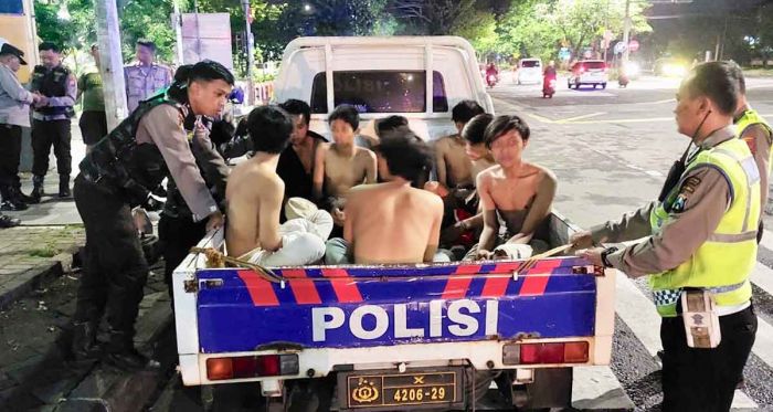 Polisi Amankan 8 Remaja Beratribut Gangster di Surabaya