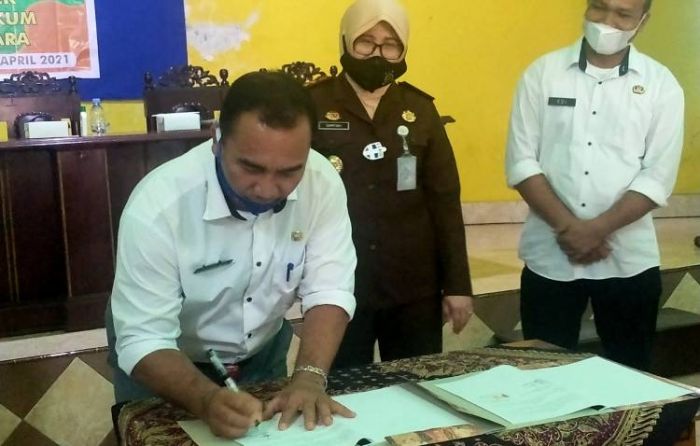 Jalin Kerja Sama, Seluruh Kades Kecamatan Watulimo Teken MoU dengan Kejari Trenggalek Jalin Kerja Sama, Seluruh Kades Kecamatan Watulimo Teken MoU dengan Kejari Trenggalek