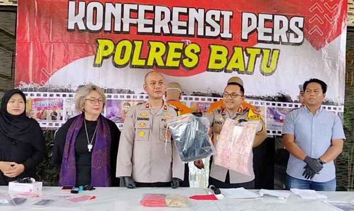 Oknum Wartawan dan LSM Ditangkap, Diduga Lakukan Pemerasan Ratusan Juta ke Pondok Pesantren Oknum Wartawan dan LSM Ditangkap, Diduga Lakukan Pemerasan Ratusan Juta ke Pondok Pesantren